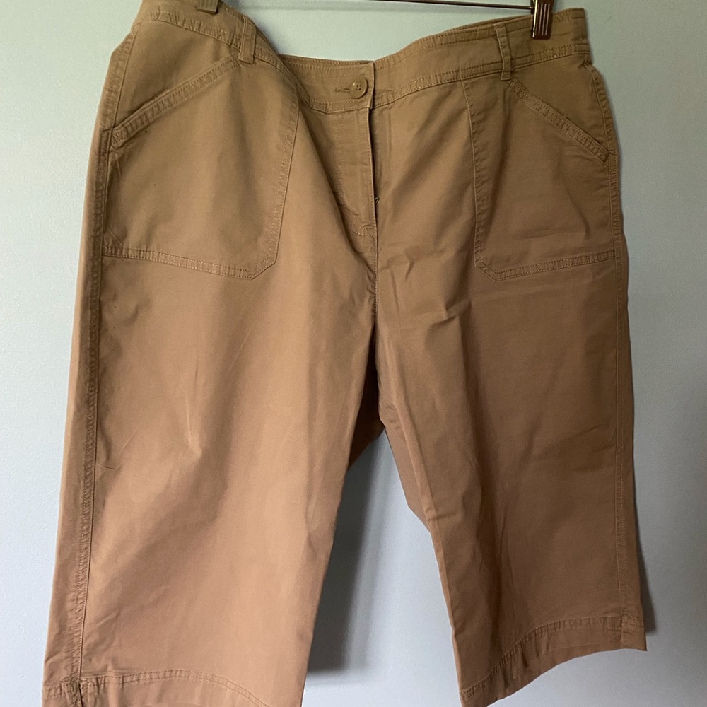 Women’s khaki capris sz 18 stretch mint condition Croft & Barrow accent pockets